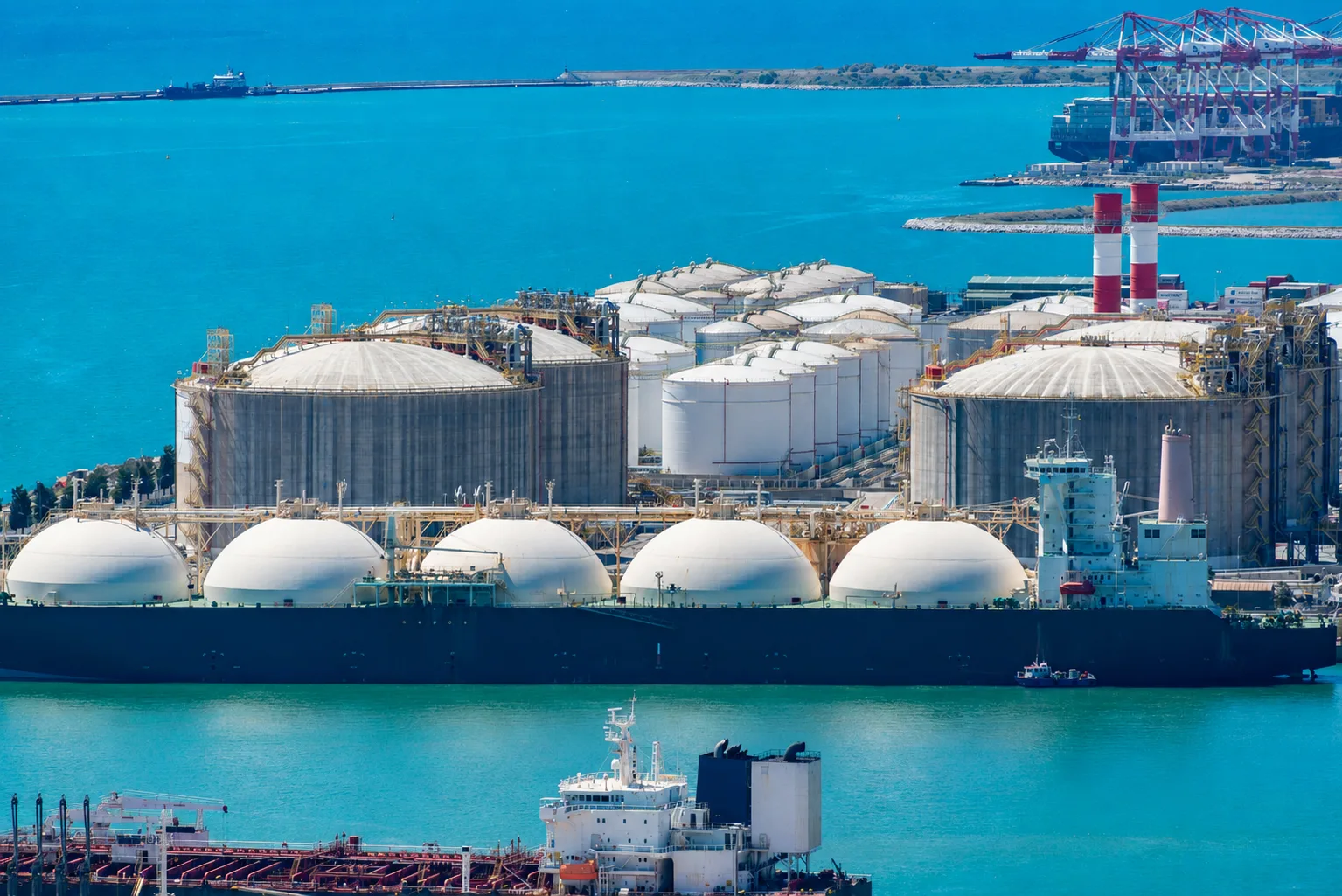 Petroleum products — LNG terminal with storage tanks and tanker vessel